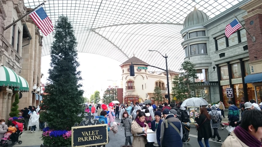 the crowds are gathered around the christmas tree