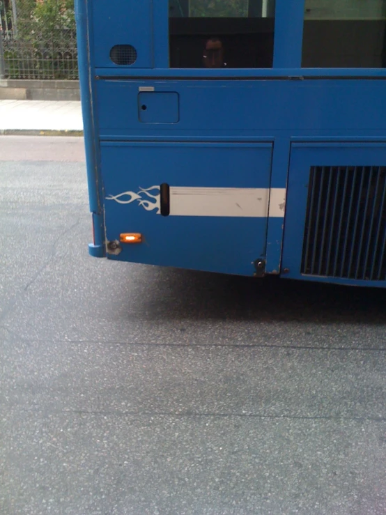 a blue bus parked in front of a building