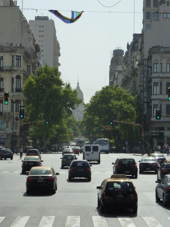 a picture of an intersection with many cars