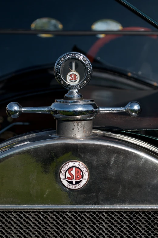 a close up of the front grille and wheel hubs of an antique car