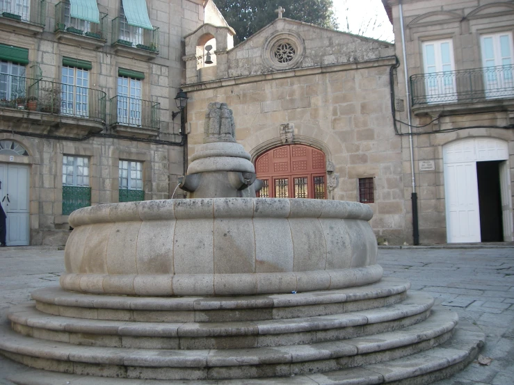 a fountain that is next to a building