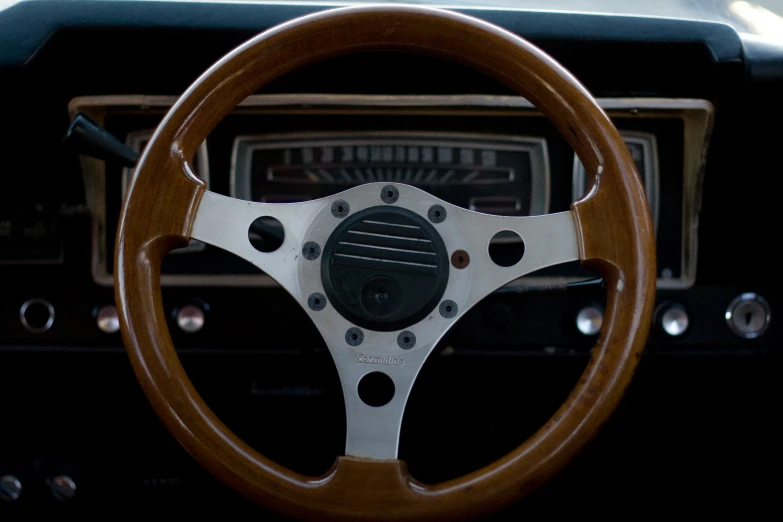 a steering wheel on an older fashioned sports car