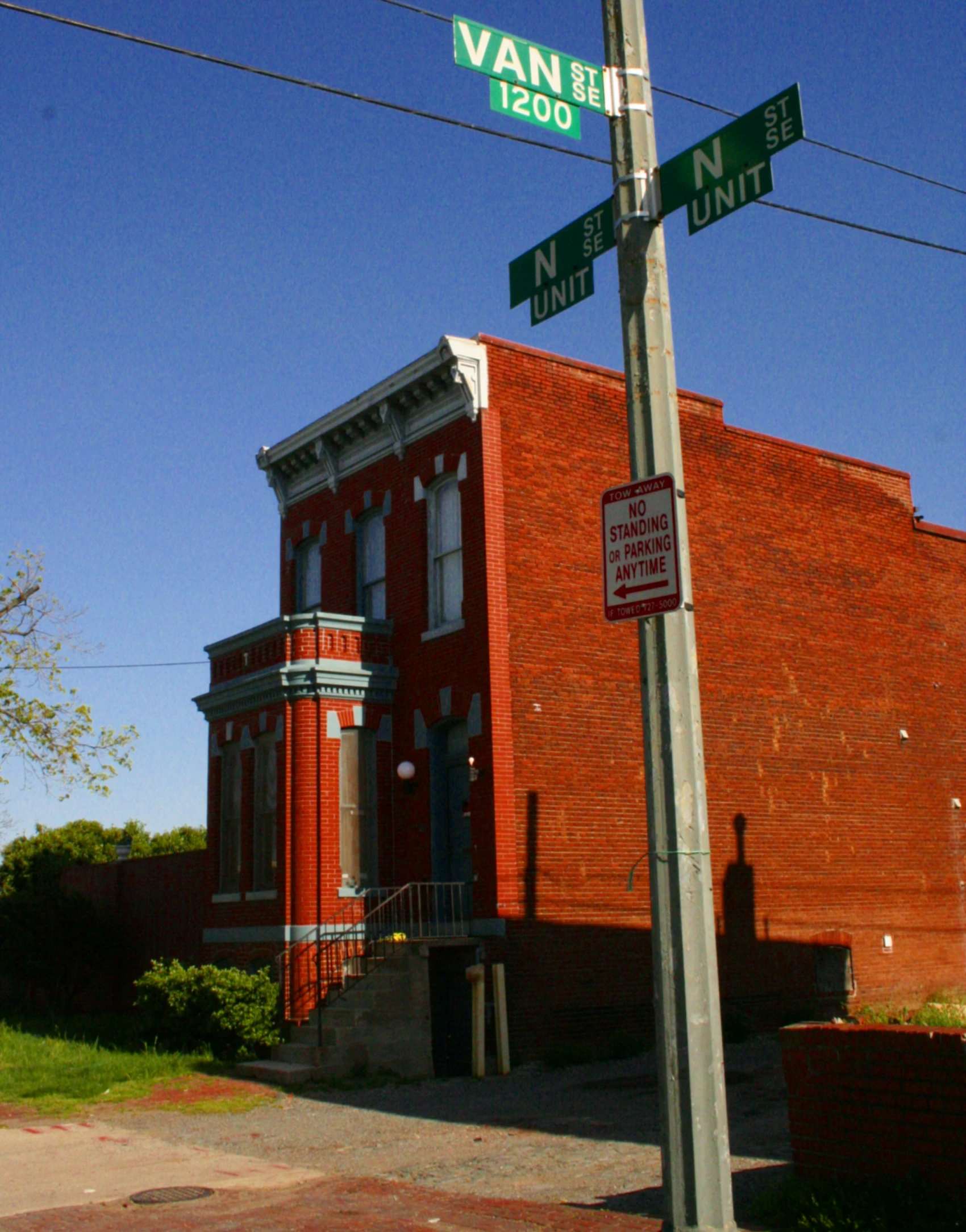 a two way stop sign at the corner of van reo and n north