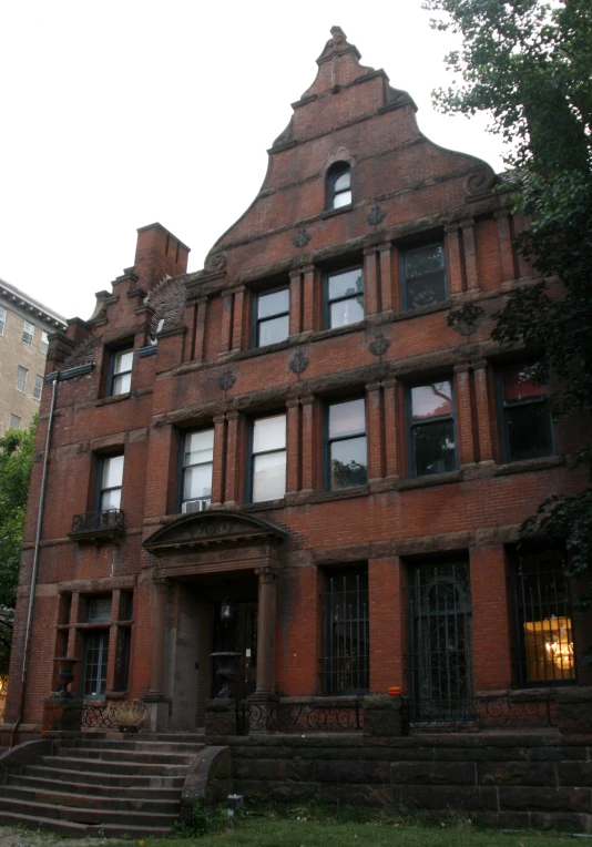 a very large building with an elegant tower with arched windows