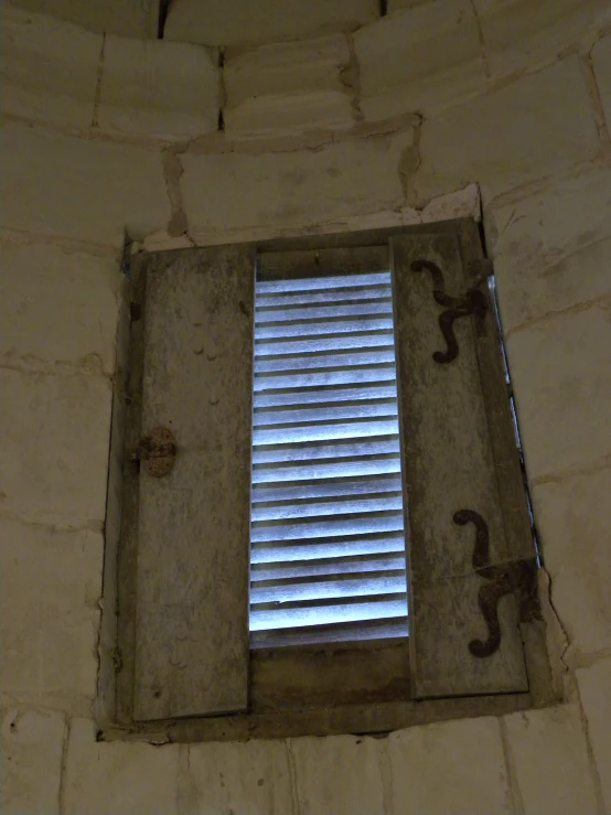 this room has a window with blinds made out of bricks