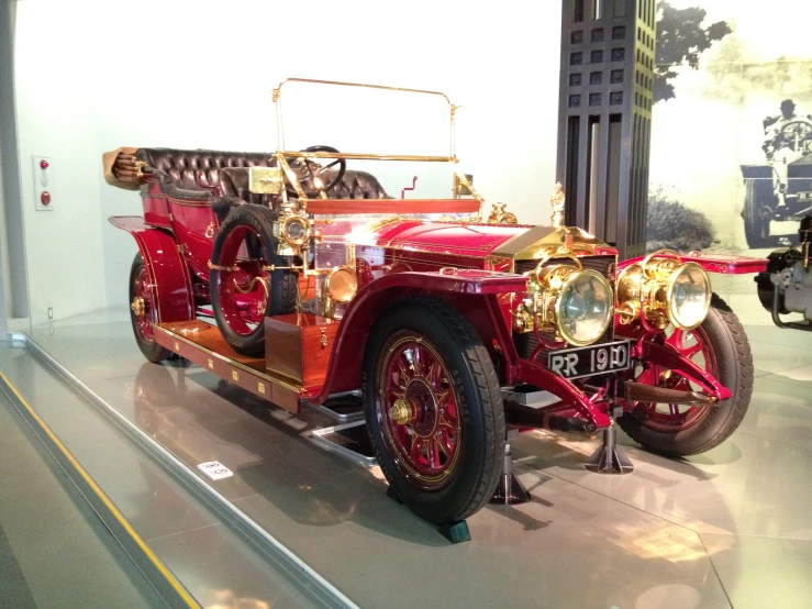 a very old firetruck parked in a showroom