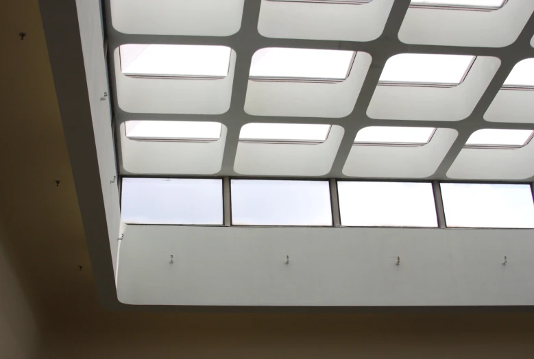 there are several squares in the ceiling