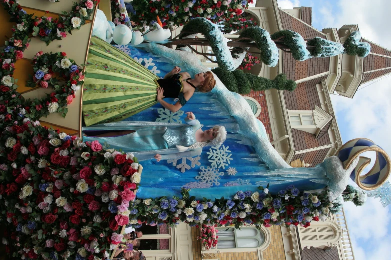 there are many flower decorations and a float