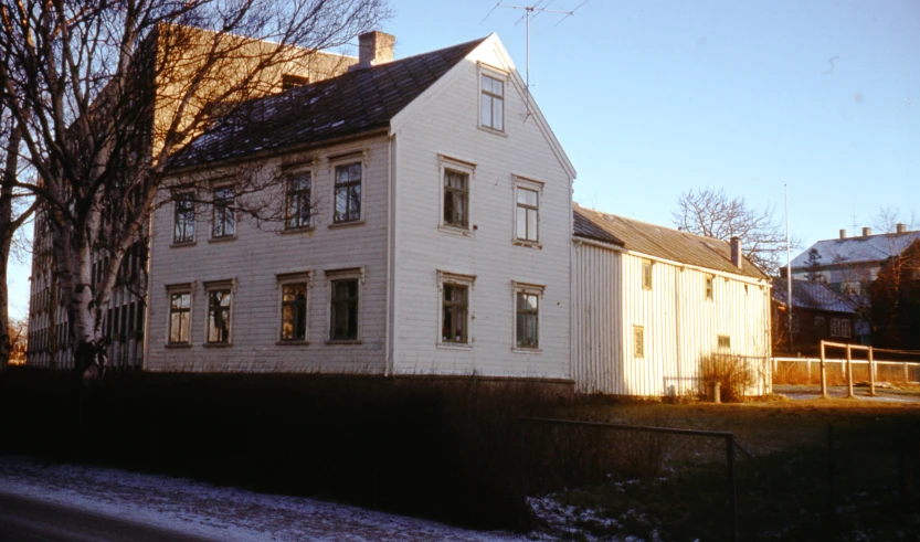 an old house has three stories with no roof