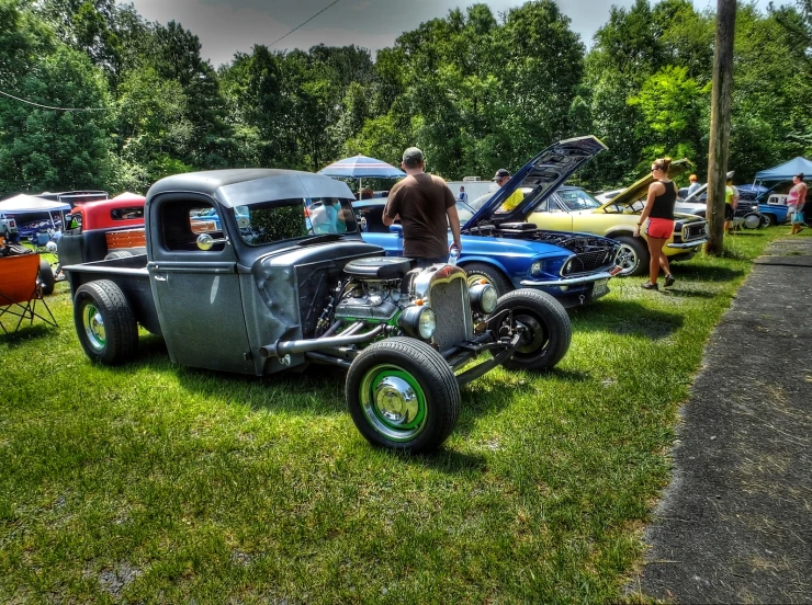 a car show in the park with many cars
