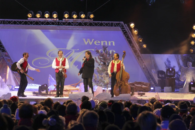 the concert of men with musical instruments is being performed