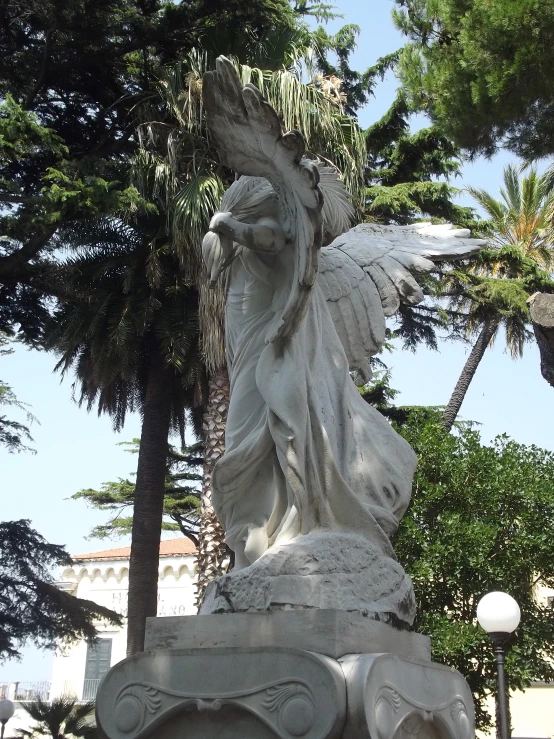 a statue is shown with a bird in its arms