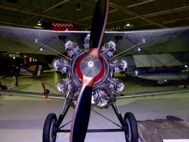 a close up of the propeller of an old propeller plane