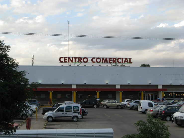 the shop has a sign that says central commercial