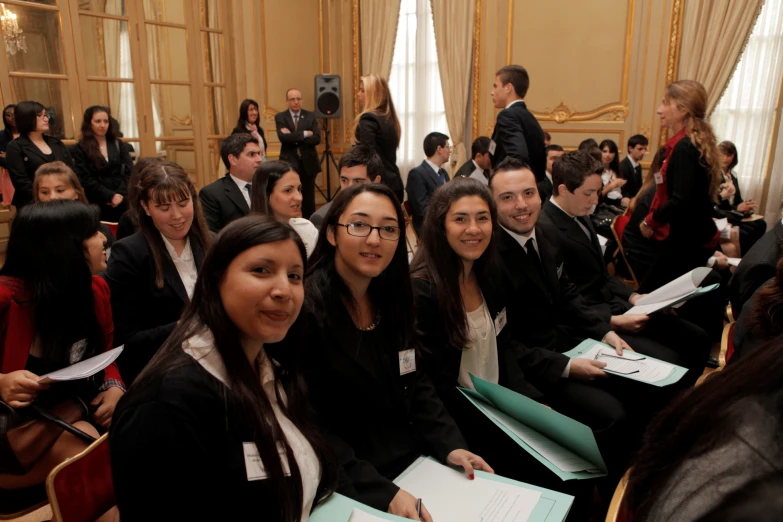 the students are sitting next to each other at their peers