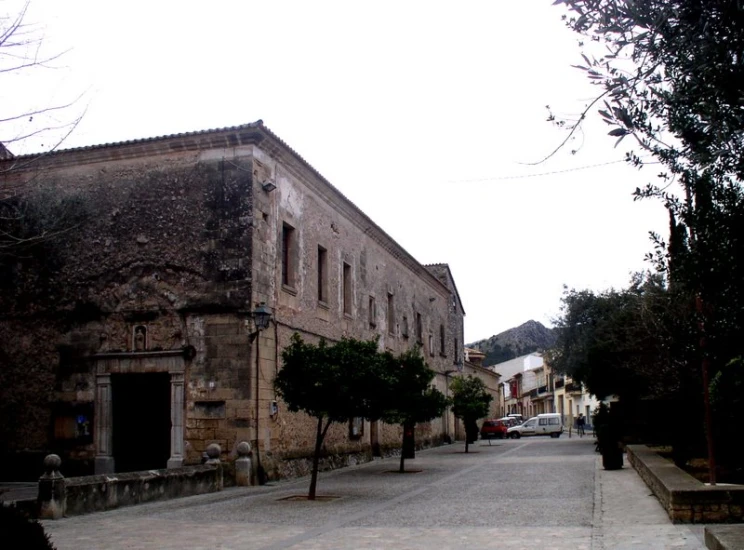 an empty street that is lined with houses