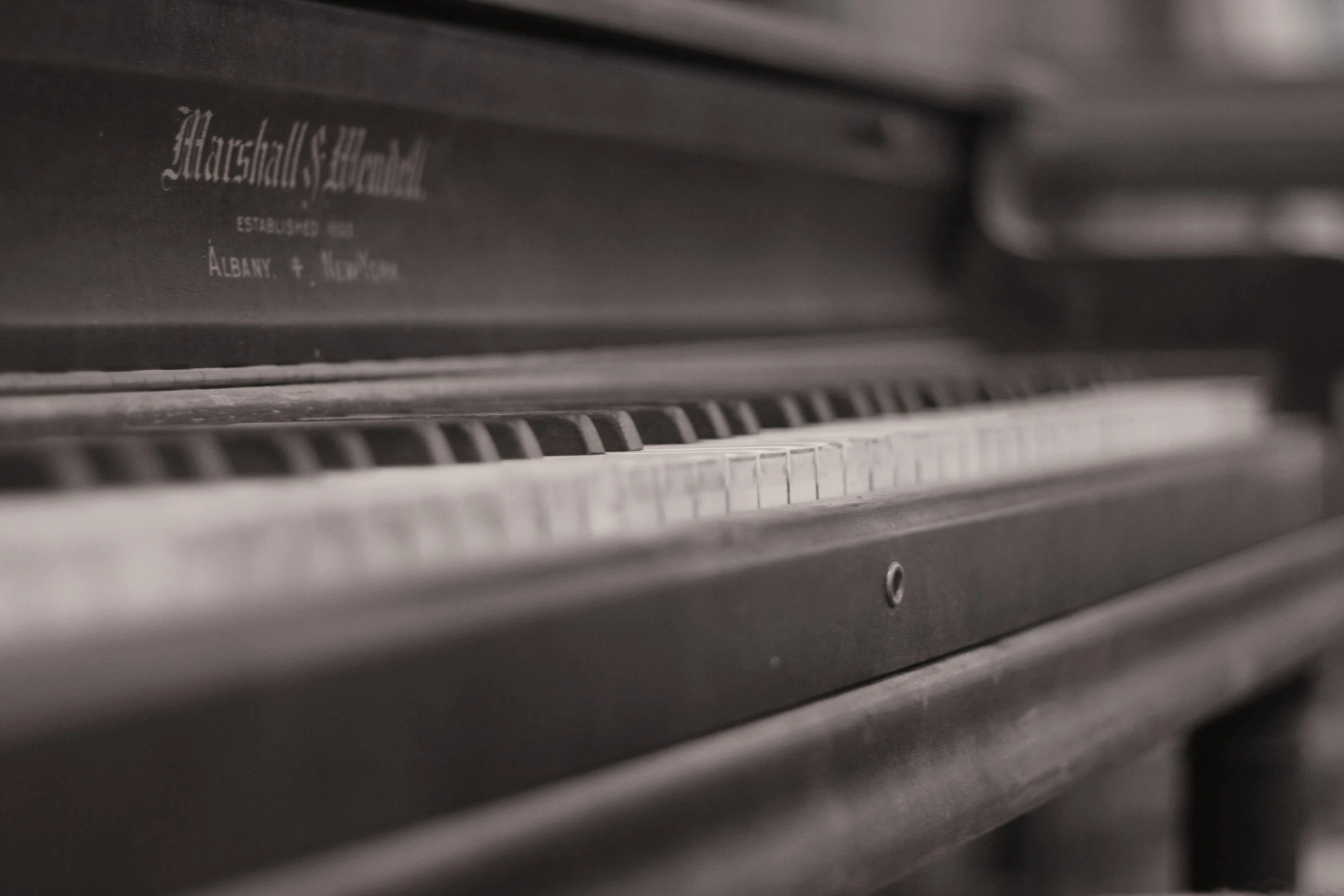 an old piano with the keys of each side