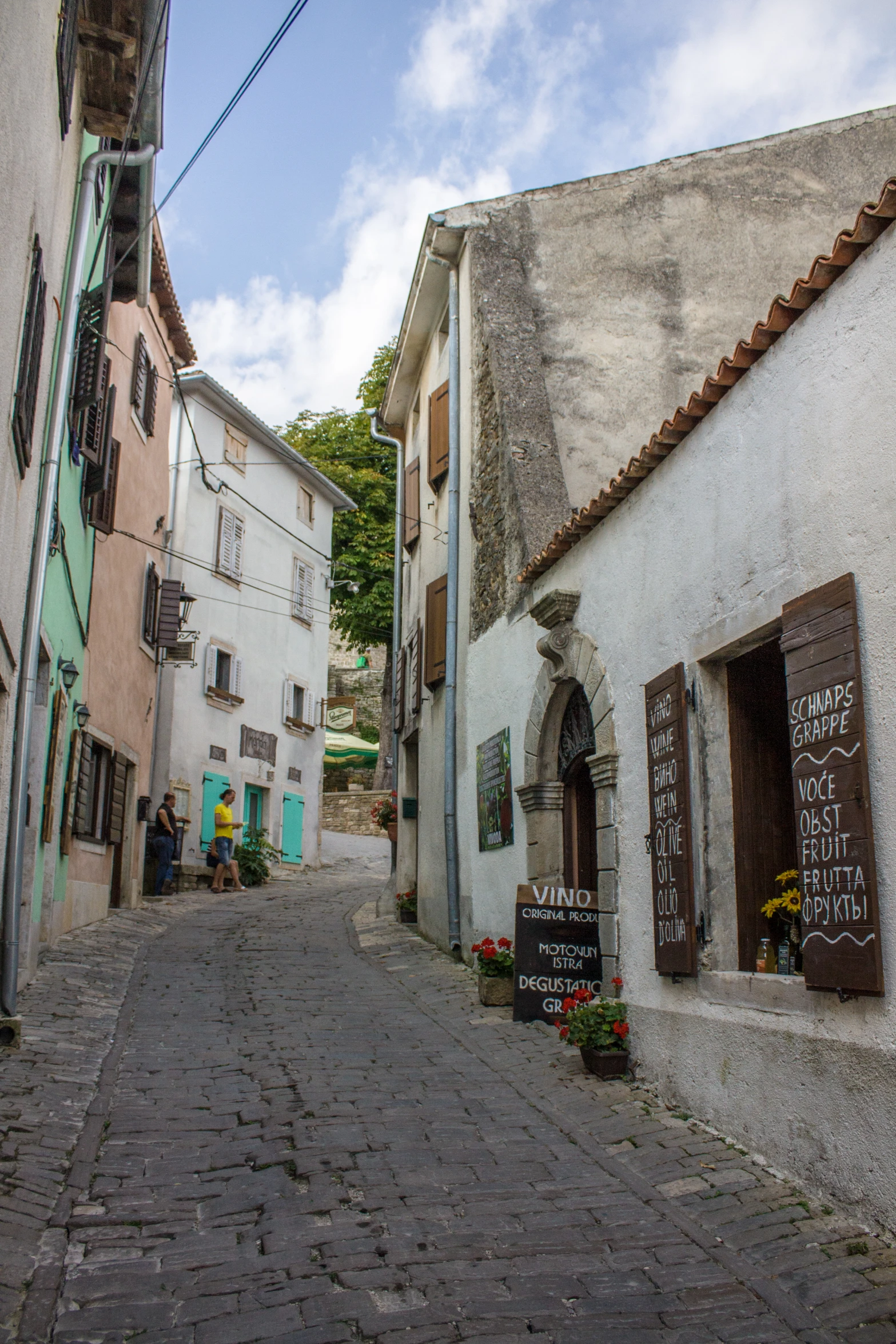 narrow alleyway between buildings in urban area