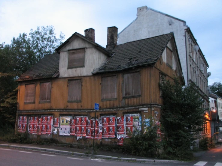 a building on the side of the street with graffiti