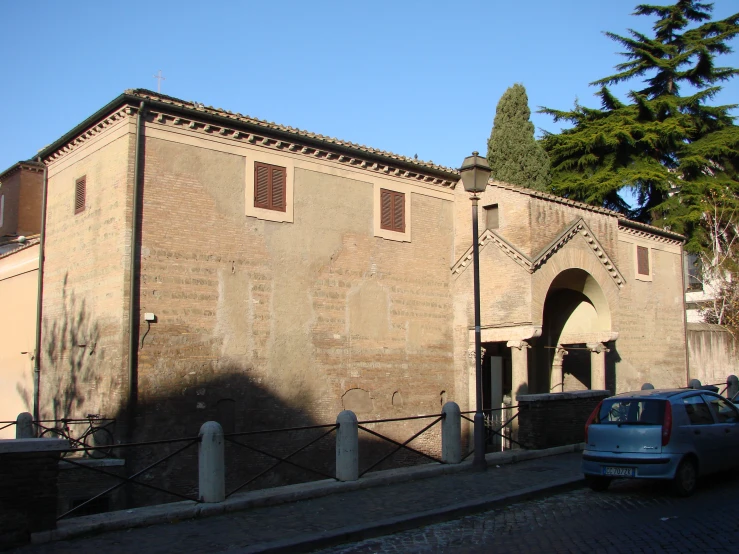 a building is on the side of the street