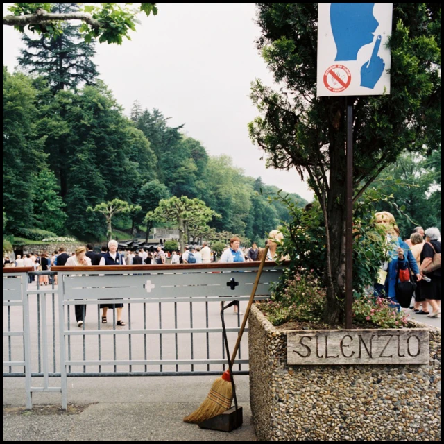 a broom on the ground near a sign that says signzo