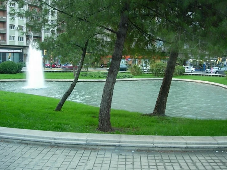 there is a fountain in the middle of the park