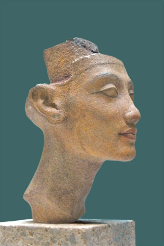 an egyptian sculpture of a head is seen in this pograph