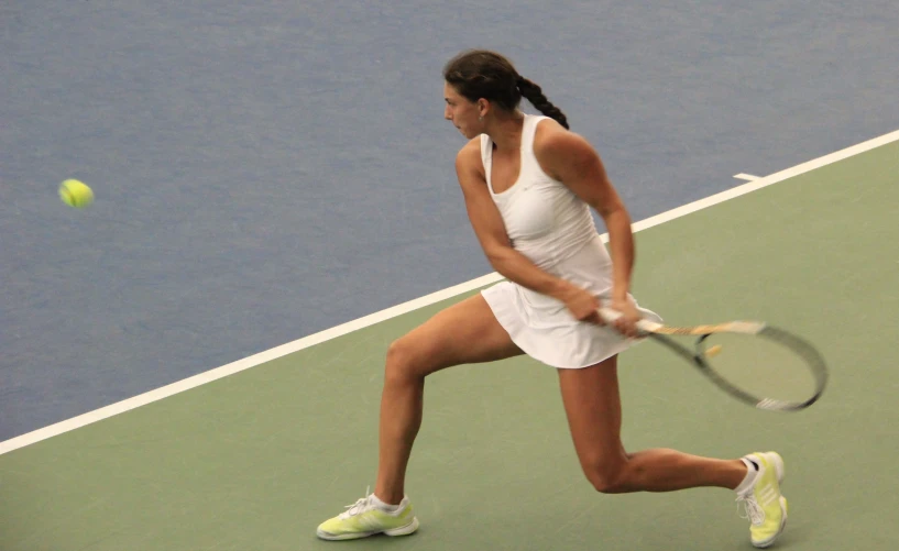 female tennis player playing a match of tennis