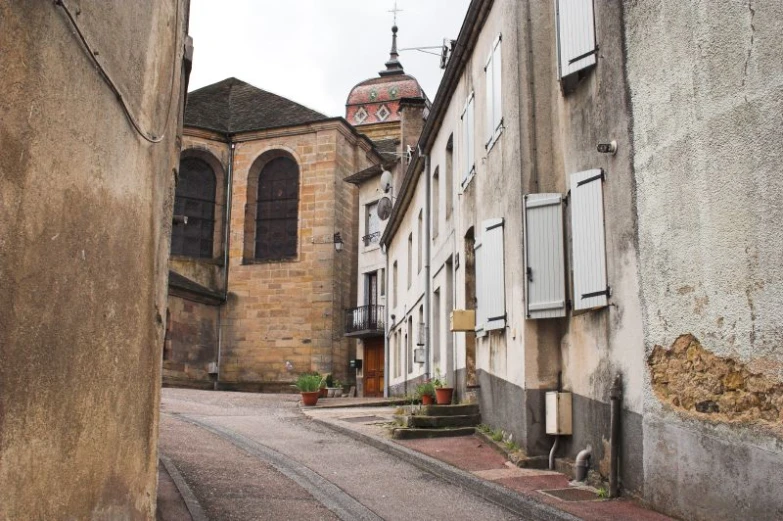 there is an alley with a building next to it