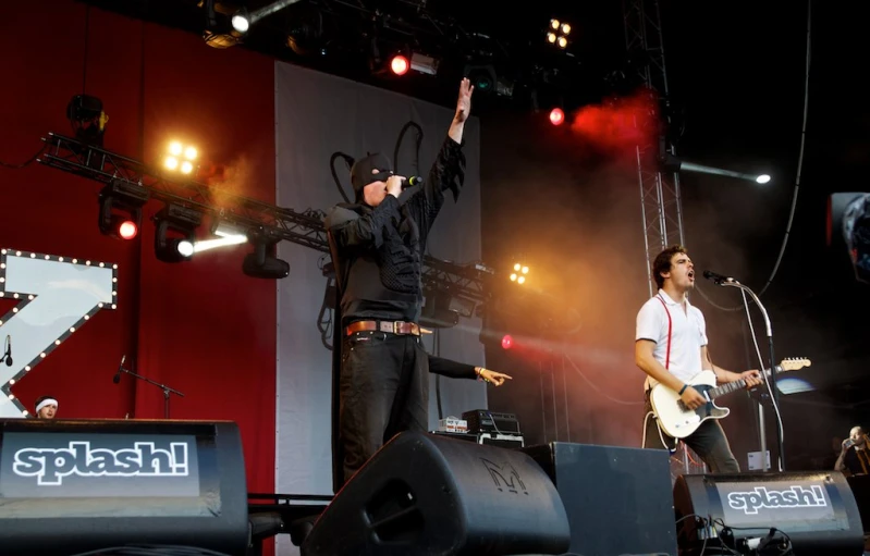 the musicians are on stage together at the concert