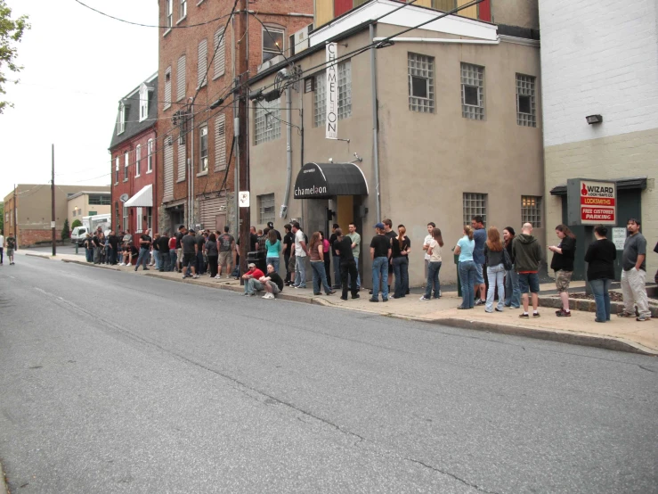 people are lined up in front of a restaurant