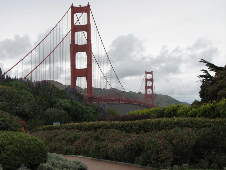 the golden gate bridge is seen in this pograph