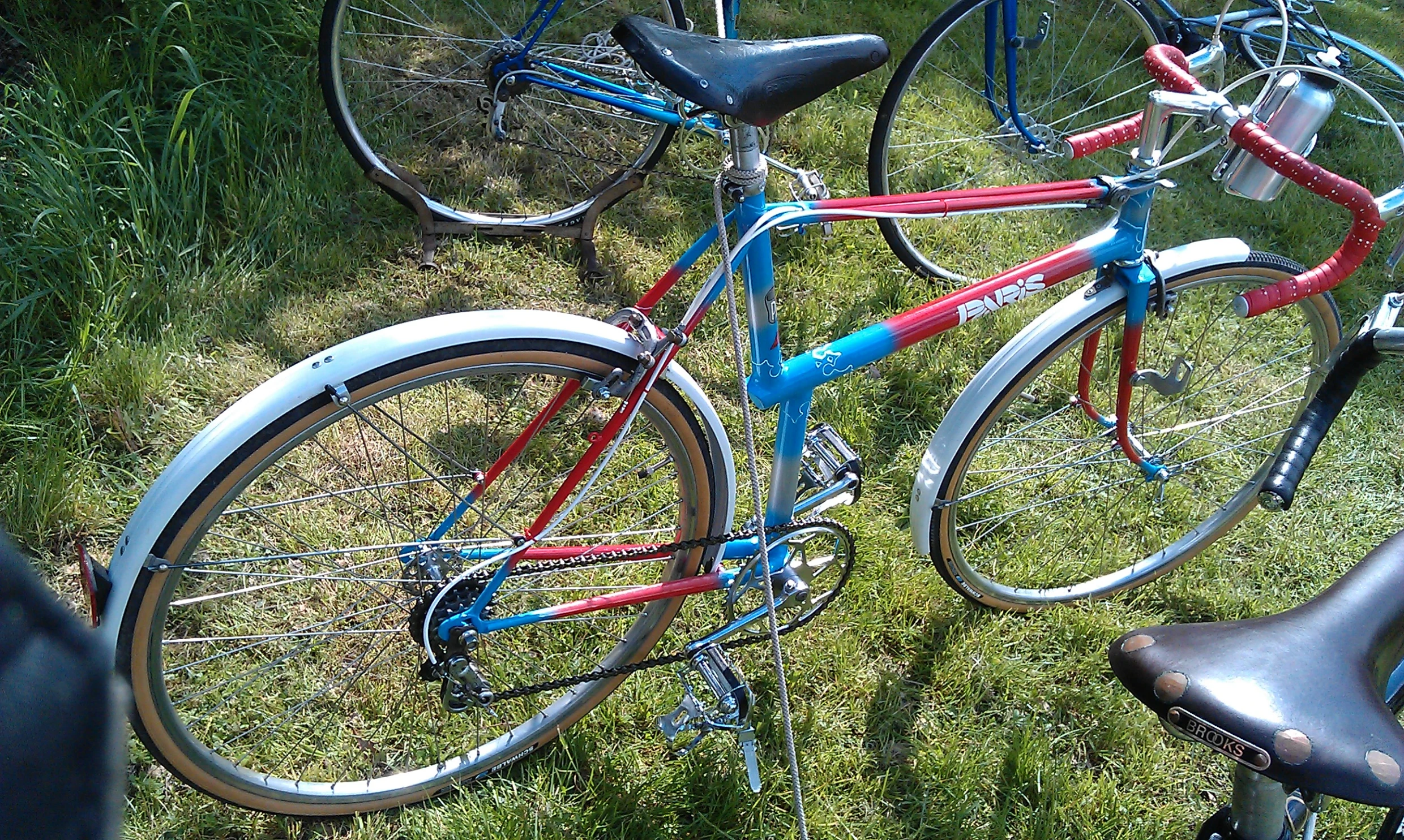 two bicycle racks are shown in front of the grass