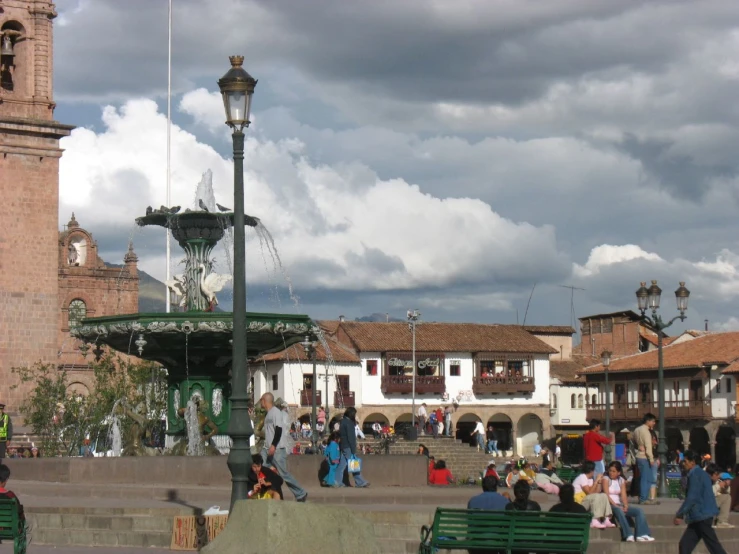 there is a very tall fountain that is on a square