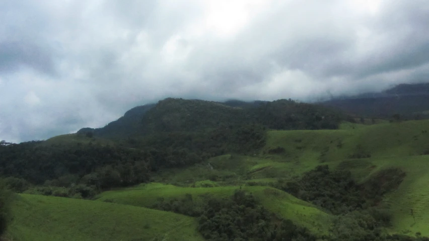 the view from a train window on the mountains