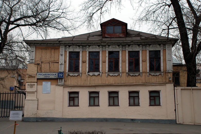 an old building with several windows on the front of it