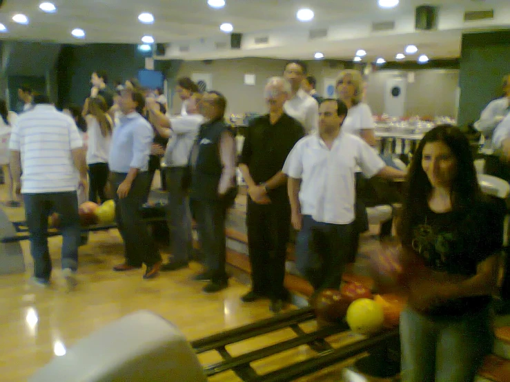 there are many people in the room standing in order to play