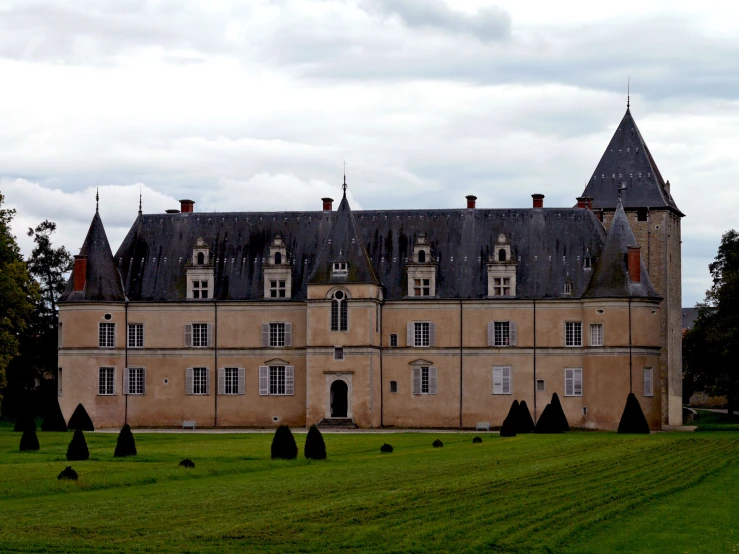 an old building in the middle of an open field