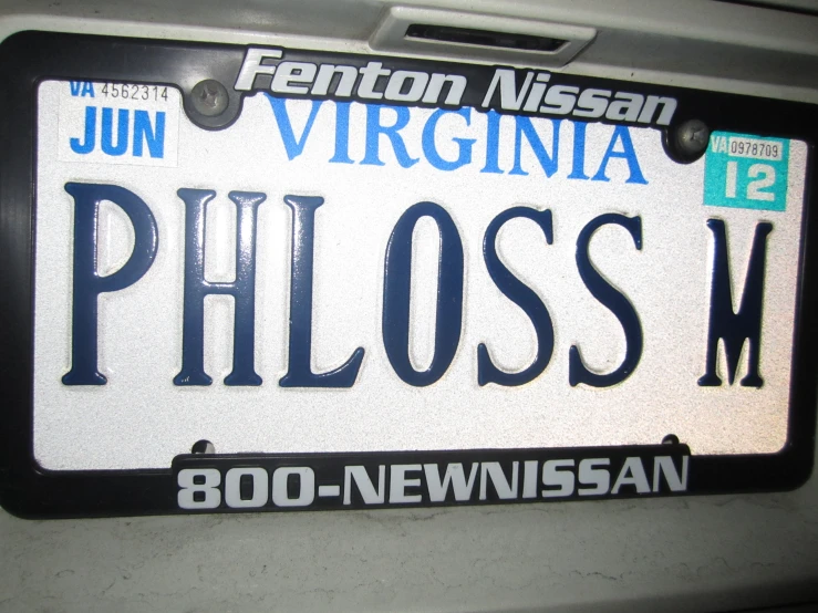 close up image of a plate in front of a vehicle