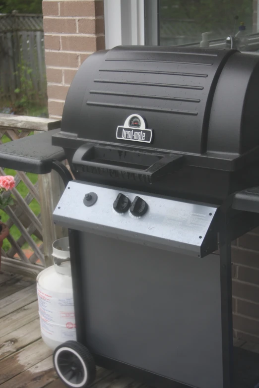 there is a barbecue outside with a small grill