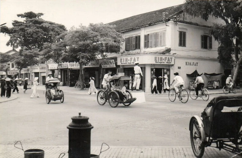 vintage po of horses and carriages going down the street