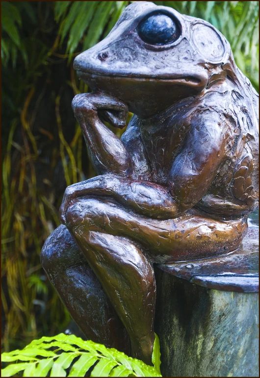 there is a frog that is sitting in the center of the statue