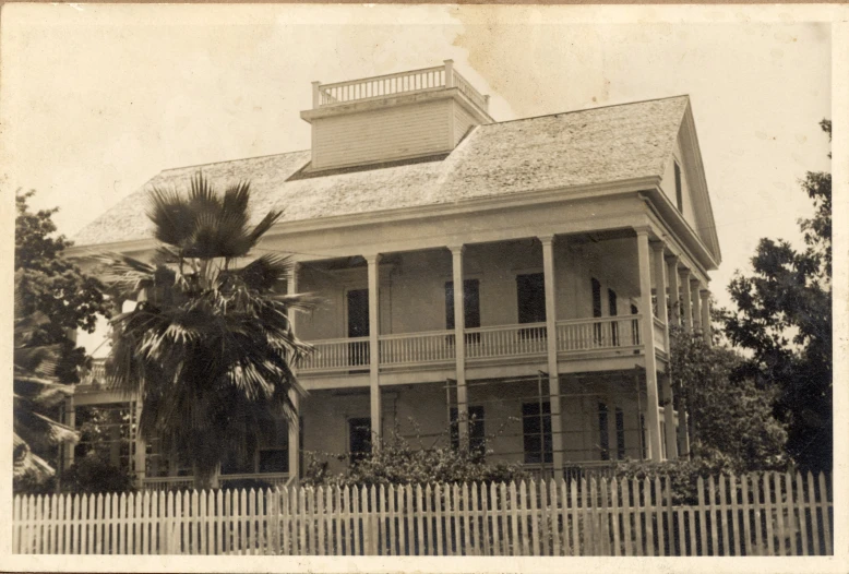 an old - fashioned picture shows the side of a colonial - era house