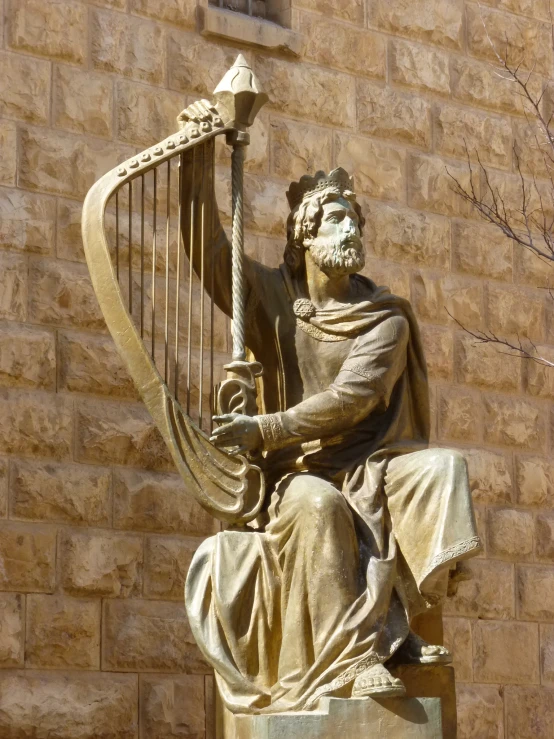 there is a statue of a man playing the harp