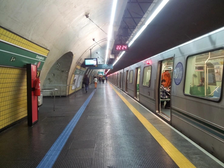 a very long subway with its doors open