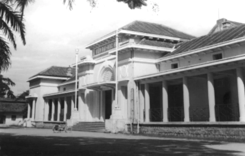 an old po of a big house with pillars