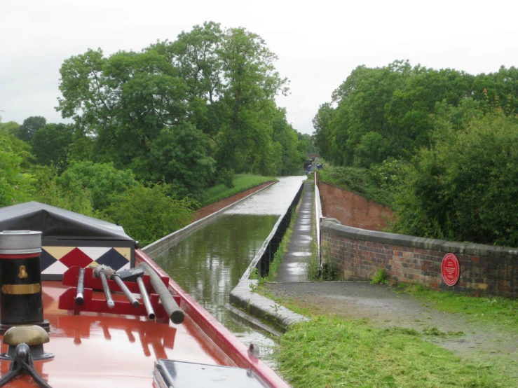 a canal that has lots of water and boats near by