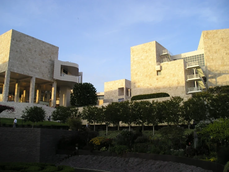 a very large building is sitting near the trees