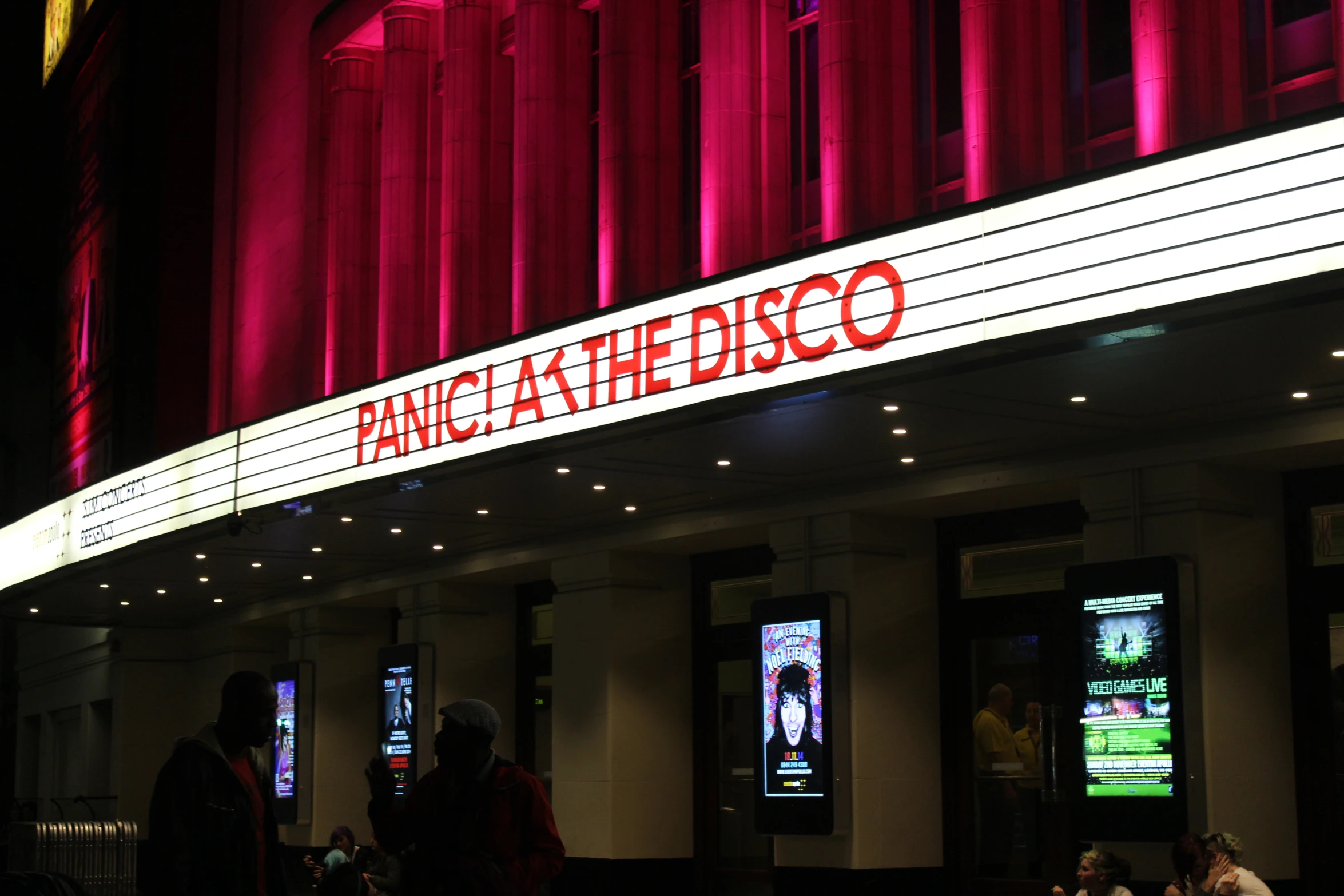 a sign on the front of a theater says fanchkaherdo