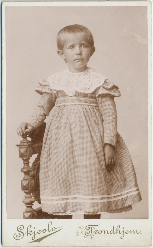 an old fashioned po of a little girl